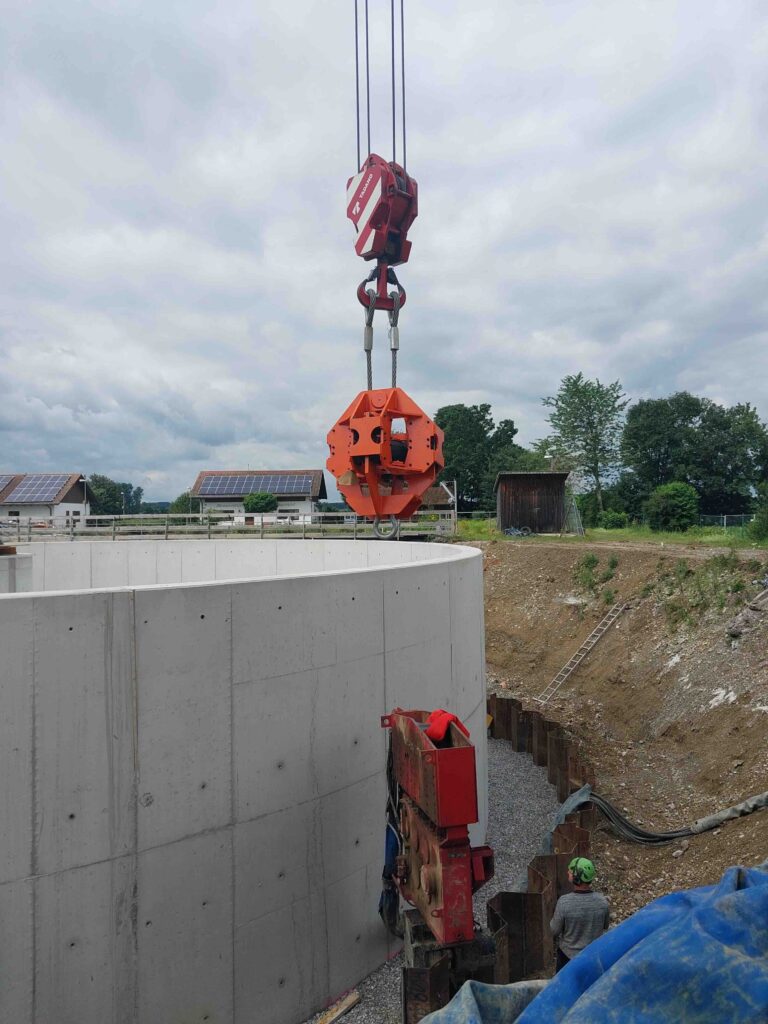 Vibrationen beim Ziehen von Spundwand mit FINAROS FVD 250 Vibrationsdaempfer