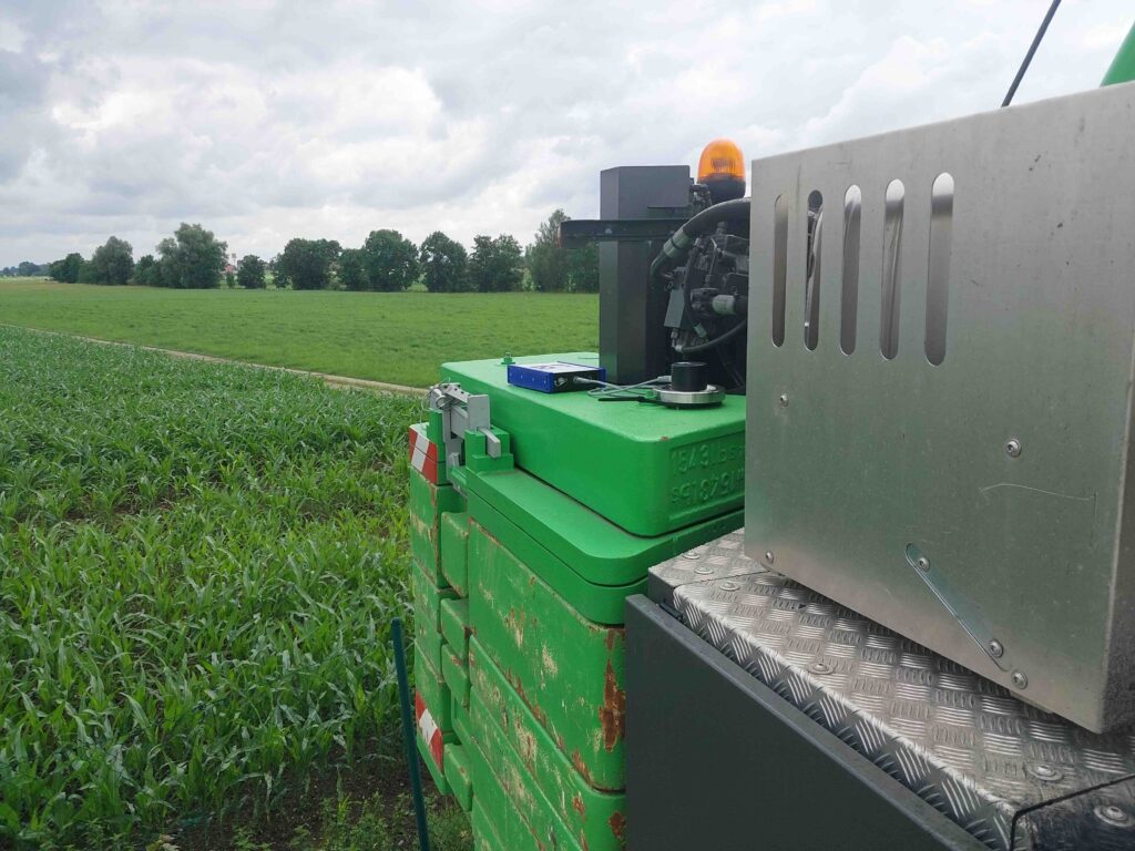 Vibra + Messgeraet im Einsatz bei Vibrationsmessungen beim Ziehen von Spundwänden mit FINAROS VFD 250 Vibrationsdämpfer